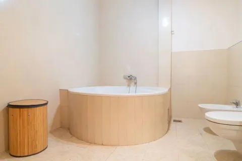 Svijetlo kupatilo sa okruglom ugaonom kadom i sanitarijama. - image 10