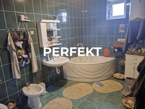 Kupatilo sa kadom, umivaonikom i zelenim zidnim pločicama. - image 11