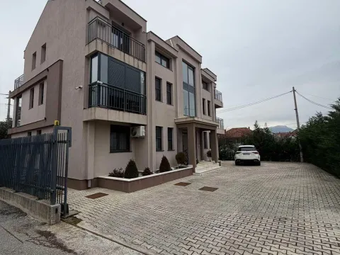 Izdavanje, dvosoban stan, 70m², Tološi, Podgorica - image 12
