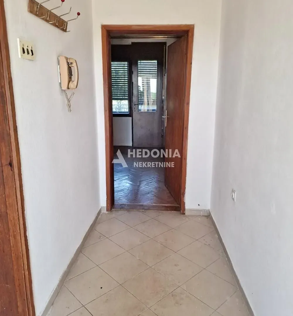 Prodaja, kuća, 176m², Centar, Inđija