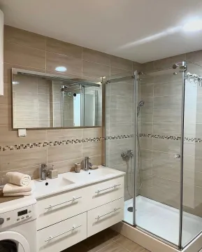 Moderno opremljeno kupatilo sa duplim umivaonikom i tuš kabinom. - image 6