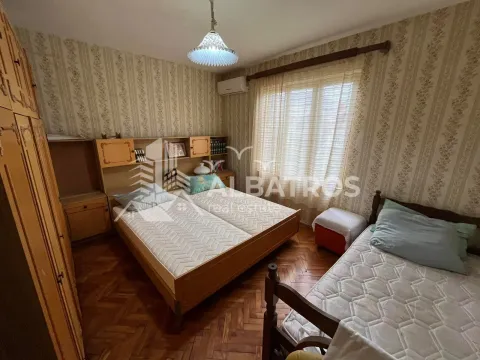 Namještena spavaća soba sa dva kreveta i drvenim ormarima. - image 5