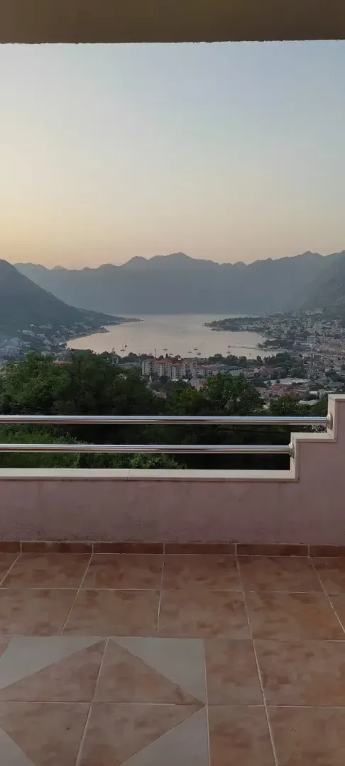 Pogled na zaliv i planine sa balkona.