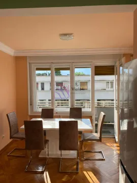 Trpezarija sa stolom i stolicama pored prozora sa izlazom na terasu. - image 5