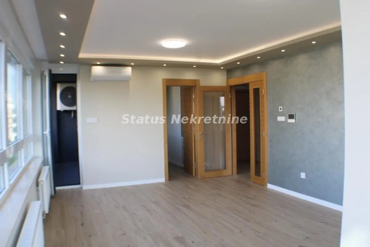 Izdavanje, četvorosoban stan, 101m², Stari grad, Novi Sad