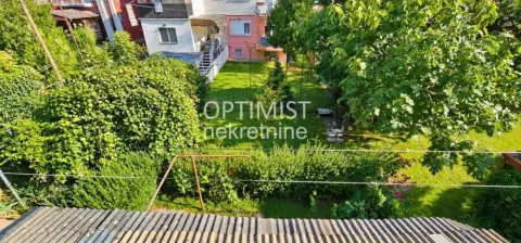 Pogled odozgo na zeleno dvorište i okolne kuće. - image 11