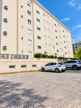 Spoljašnji izgled stambene zgrade sa parkingom. - image 7
