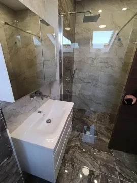Moderno opremljeno kupatilo sa tuš kabinom i umivaonikom. - image 27