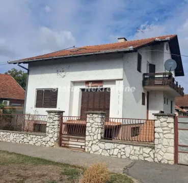 Pogled na spoljašnjost kuće sa ograđenim dvorištem. - image 2