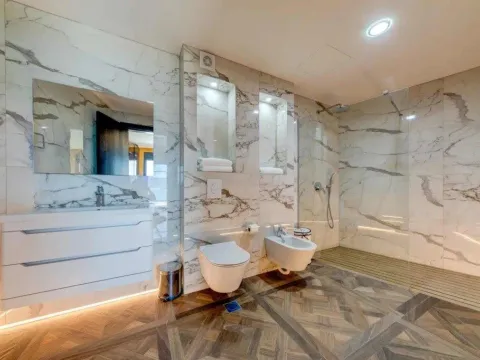 Prodaja, kuća, 311m², Centar, Tivat - image 17