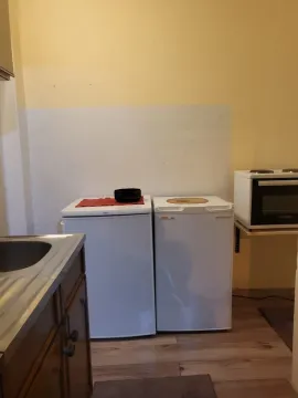 Jednostavan kuhinjski ugao sa dva mini frižidera i malim šporetom. - image 3