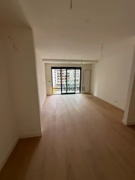 Prazna soba sa drvenim podom i izlazom na terasu. - image 5