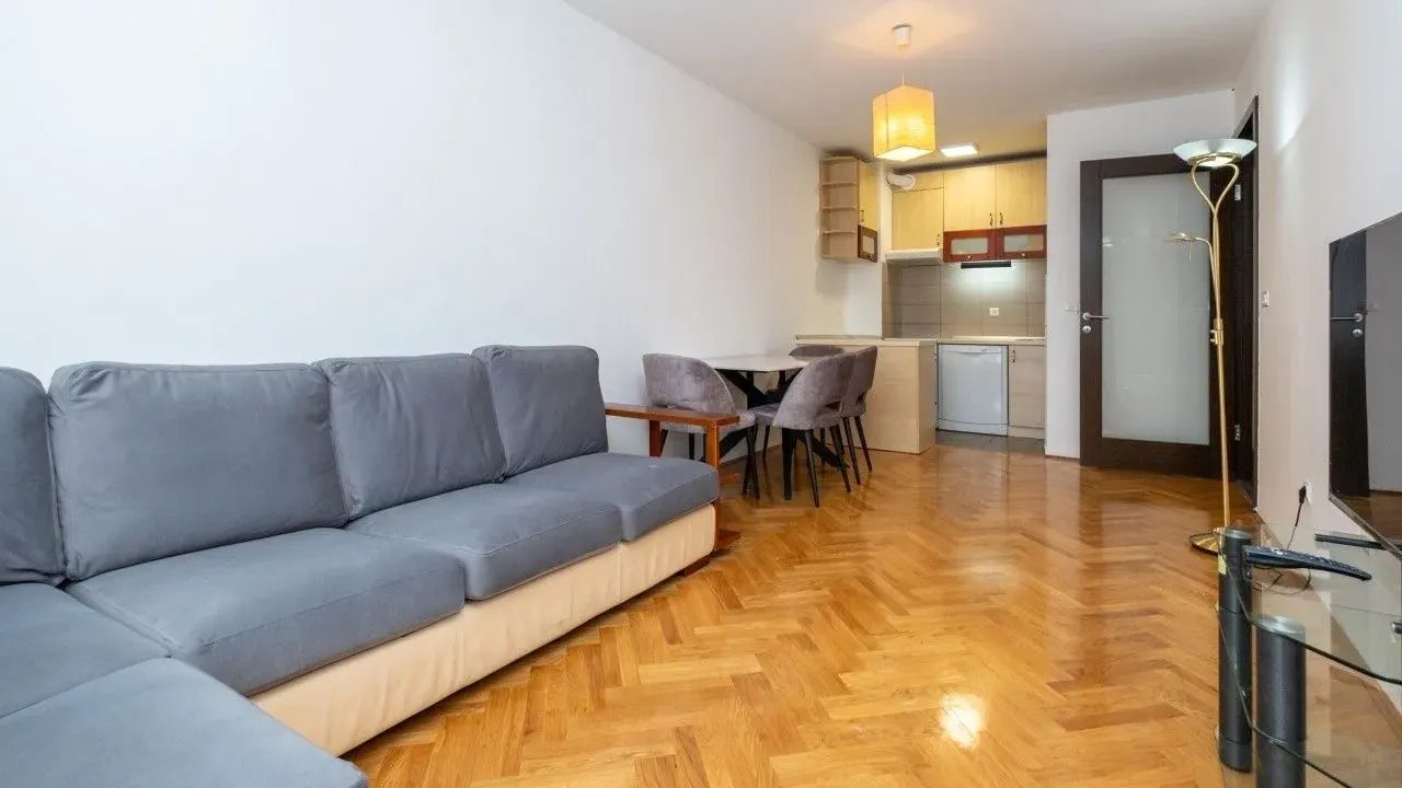 Izdavanje, dvosoban stan, 60m², Pod Goricom, Podgorica