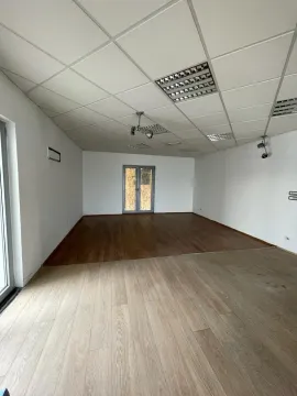 Prazna prostrana prostorija sa laminatom i spuštenim plafonom. - image 6