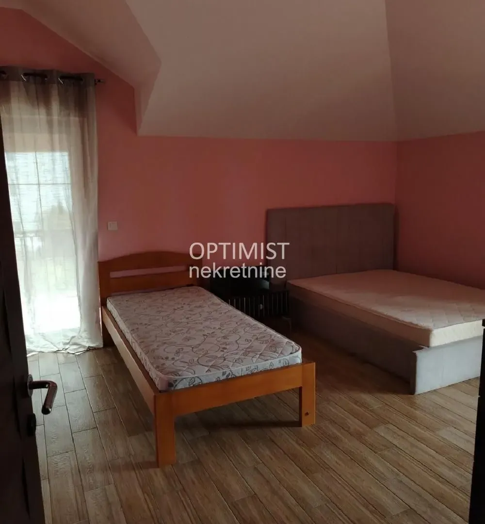Izdavanje, četvorosoban stan, 220m², Surčin, Beograd