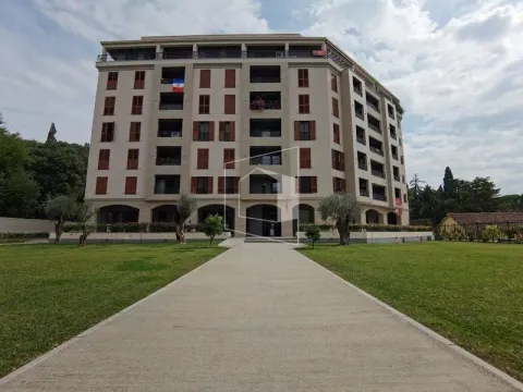 Spoljašnji izgled višespratne stambene zgrade sa uređenim travnjakom i stazom u dvorištu. - image 14
