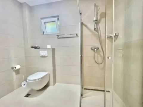 Izdavanje, kuća, 200m², Kotor, Crna Gora - image 9