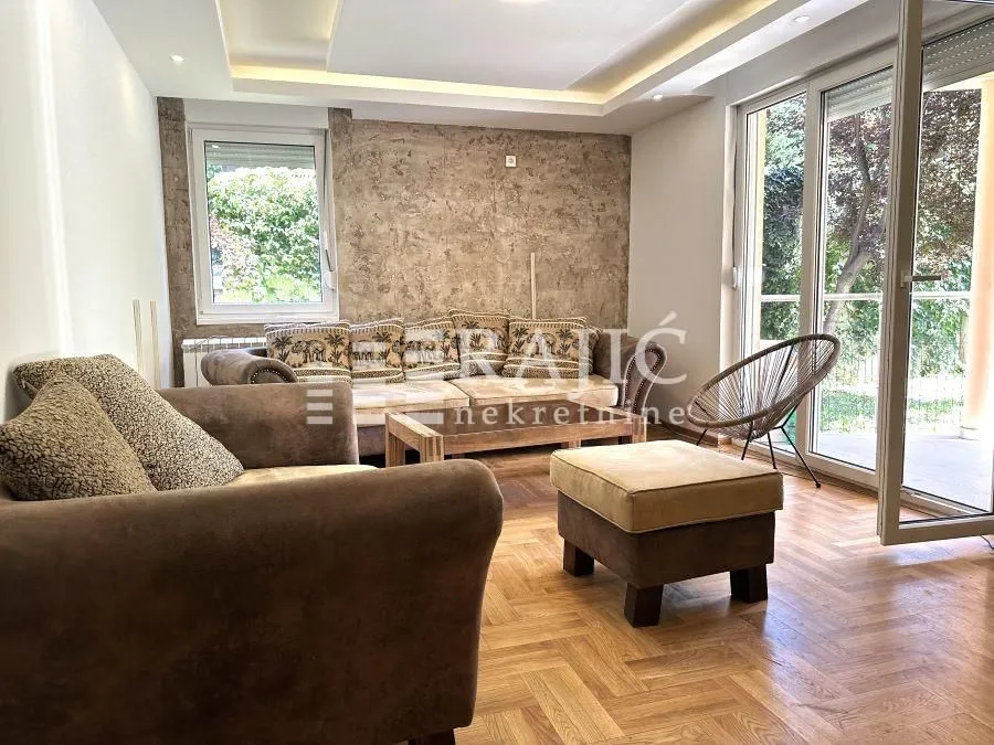 Izdavanje, četvorosoban stan, 110m², Savski Venac, Beograd