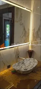 Moderno opremljeno kupatilo sa umivaonikom i velikim ogledalom sa pozadinskim osvetljenjem. - image 8
