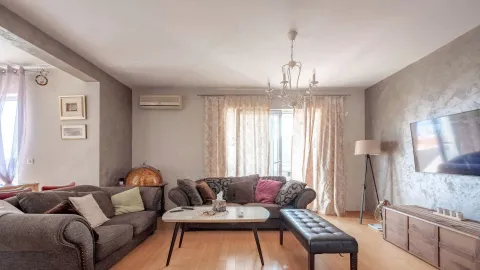 Dnevna soba sa garniturom za sjedenje, stočićem i televizorom. - image 23