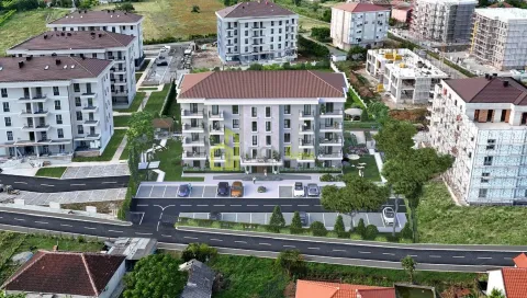 Pogled iz vazduha na stambeni kompleks sa zgradama i parkingom. - image 6
