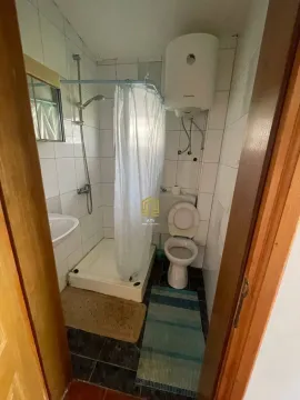 Manje kupatilo sa tuš kabinom i bojlerom. - image 8