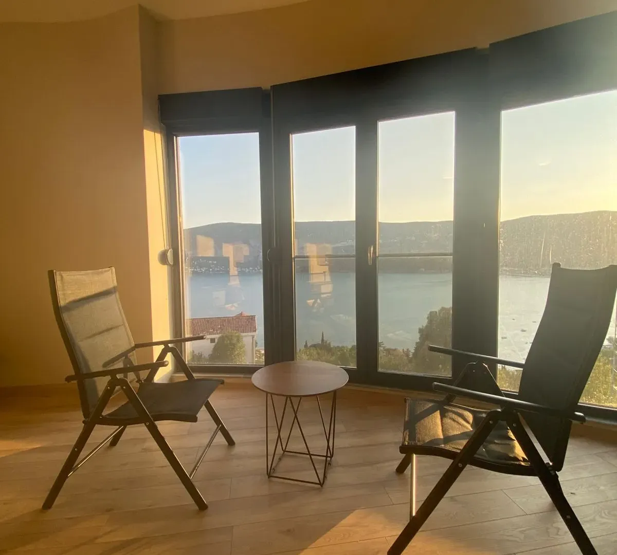 Izdavanje, trosoban stan, 130m², Herceg Novi, Crna Gora