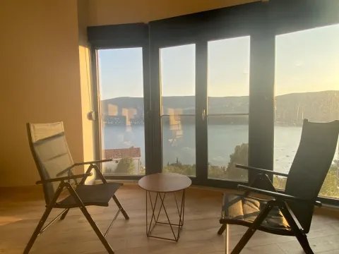 Izdavanje, trosoban stan, 130m², Herceg Novi, Crna Gora - image 1