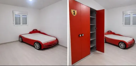 Dječija soba sa tematskim krevetom u obliku automobila i crvenim garderoberom. - image 6