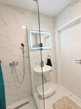 Moderne kupatilo sa tuš kabinom i umivaonikom. - image 6