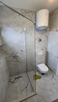 Kupatilo sa tuš kabinom i wc šoljom. - image 9
