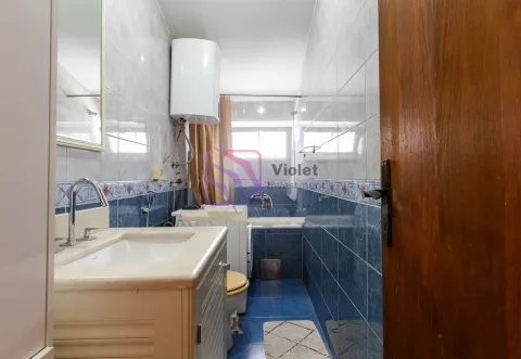 Manje kupatilo sa umivaonikom, kadom i pločicama u plavim tonovima. - image 9