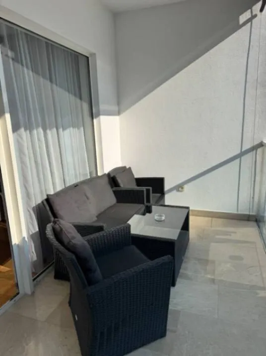Izdavanje, jednosoban stan, 54m², Tre Canne, Budva