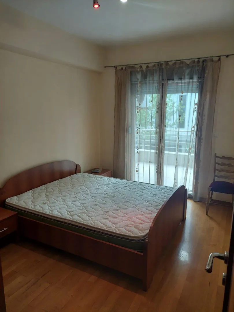 Spavaća soba sa bračnim krevetom i izlazom na terasu.