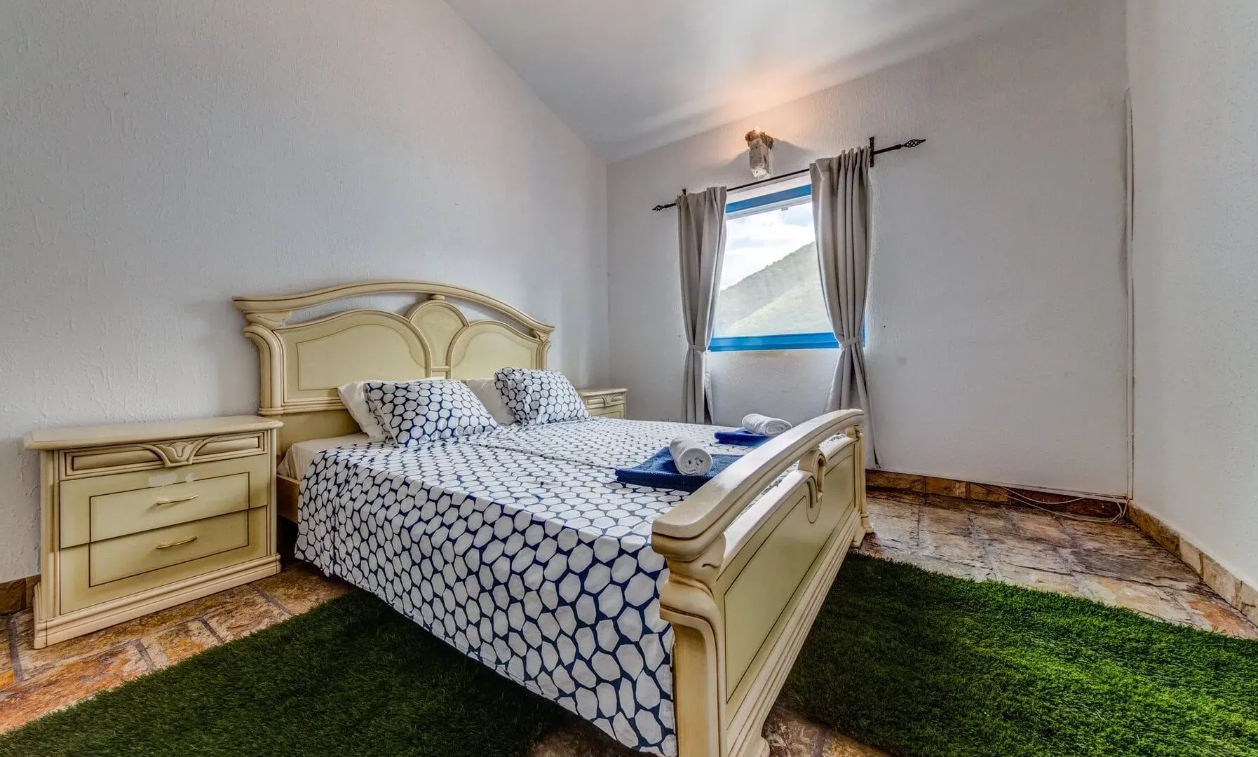 Izdavanje, kuća, 200m², Kotor, Crna Gora