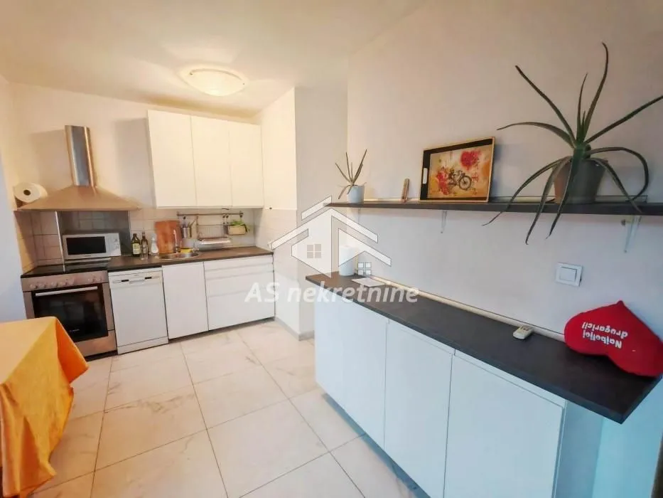 Rent, three bedroom apartment, 73m², Kalenić Pijaca, Vračar Sve Podlokacije