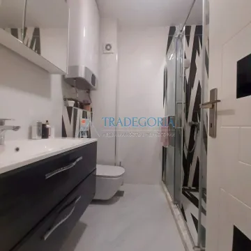 Moderne kupatilo sa umivaonikom, WC šoljom i tuš kabinom. - image 3
