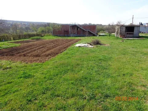 Dvorište sa nedovršenom kućom i parcelom. - image 6