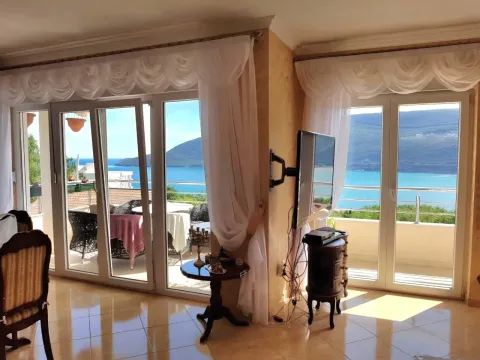 Dnevni boravak sa velikim staklenim površinama i pogledom na more. - image 3
