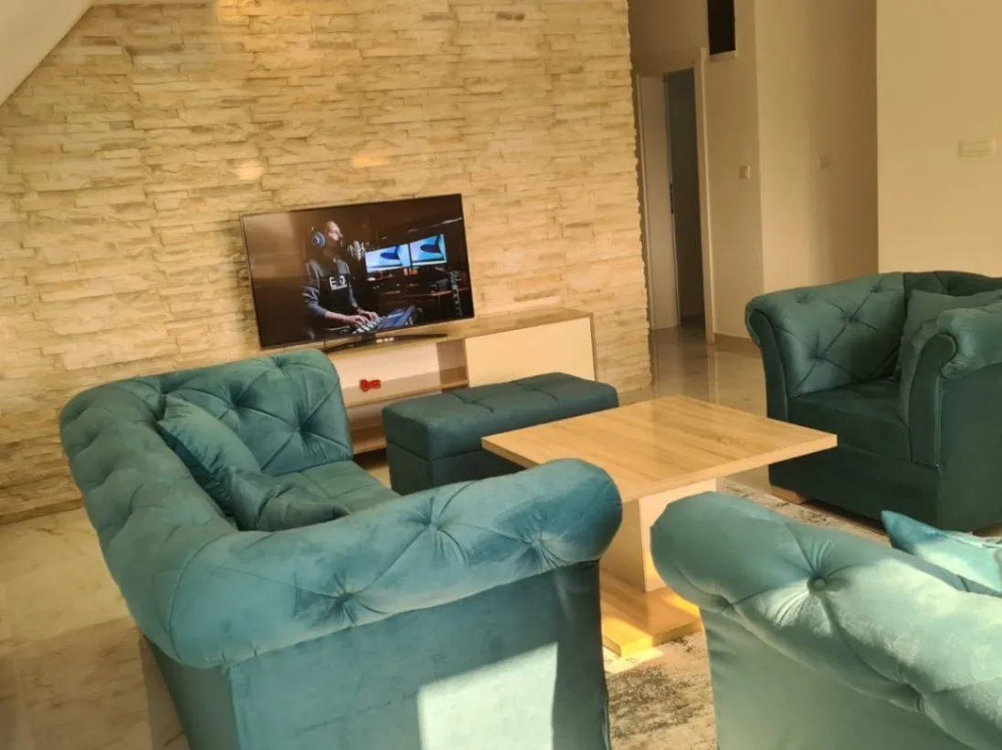 Izdavanje, trosoban stan, 150m², Gradiošnica, Tivat