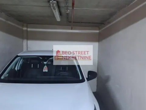 Parking garaža in Hala Pionir