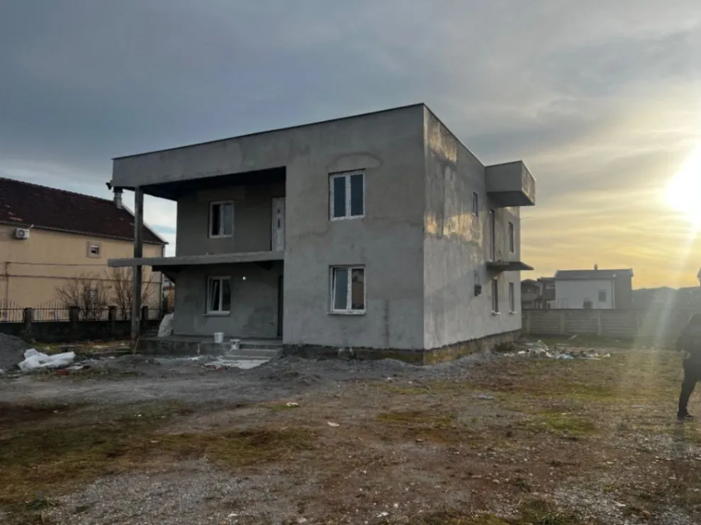 Prodaja, kuća, 380m², Karaburško Polje, Podgorica