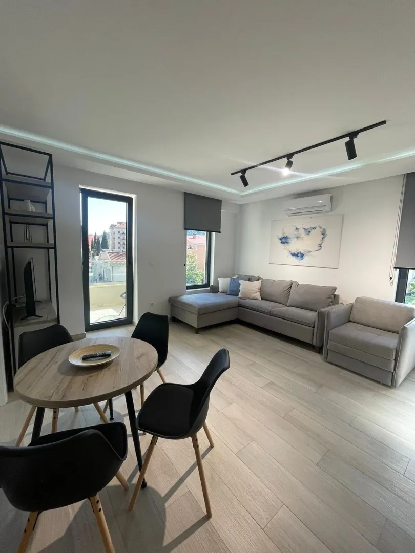 Izdavanje, jednosoban stan, 55m², Budva, Crna Gora