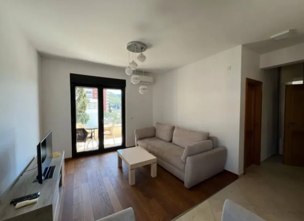 Izdavanje, jednosoban stan, 43m², Centar, Budva