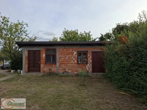 Pogled na spoljašnjost kuće u izgradnji sa dvorištem. - image 6