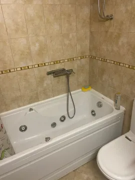 Kupatilo sa đakuzi kadom i bež keramičkim pločicama. - image 8