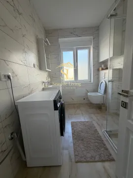 Moderne kupatilo sa tuš kabinom, veš mašinom i WC šoljom. - image 17