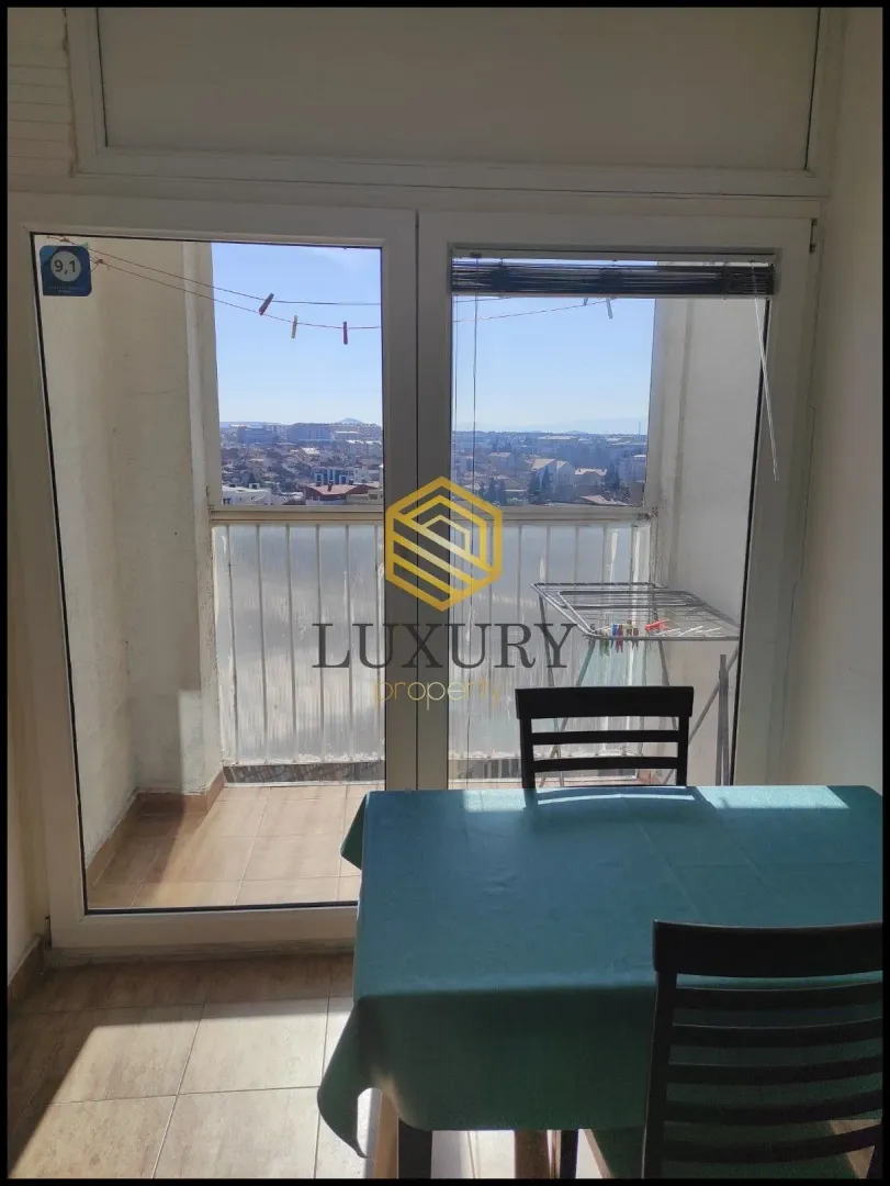Dining room with a table and access to the terrace.