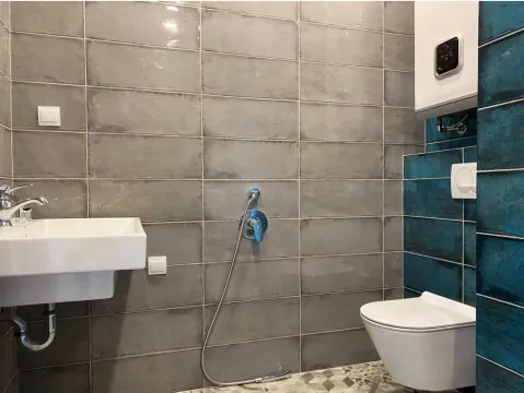 Moderno kupatilo sa sivim i plavim pločicama. - image 13