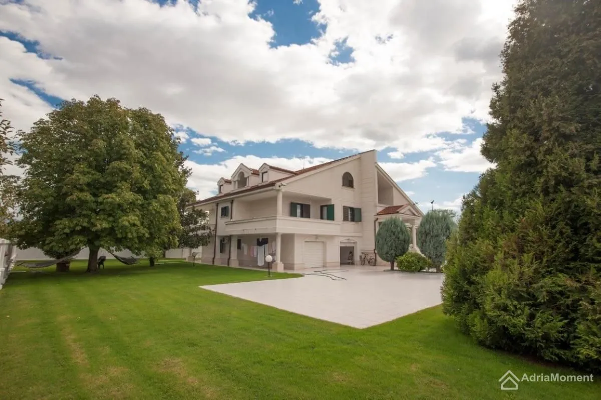 Sale, house, 700m², Tološi, Podgorica